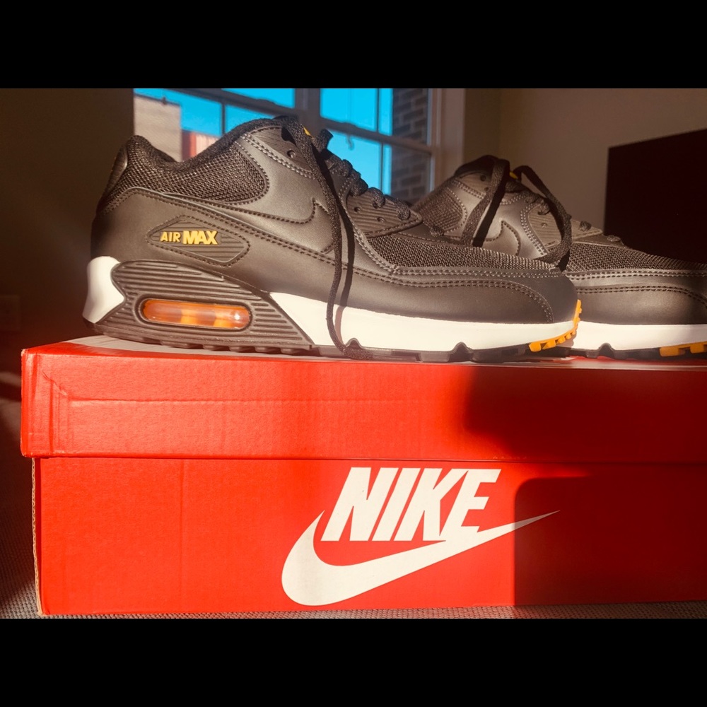 BRAND NEW Air Max 90 Black Amarillo